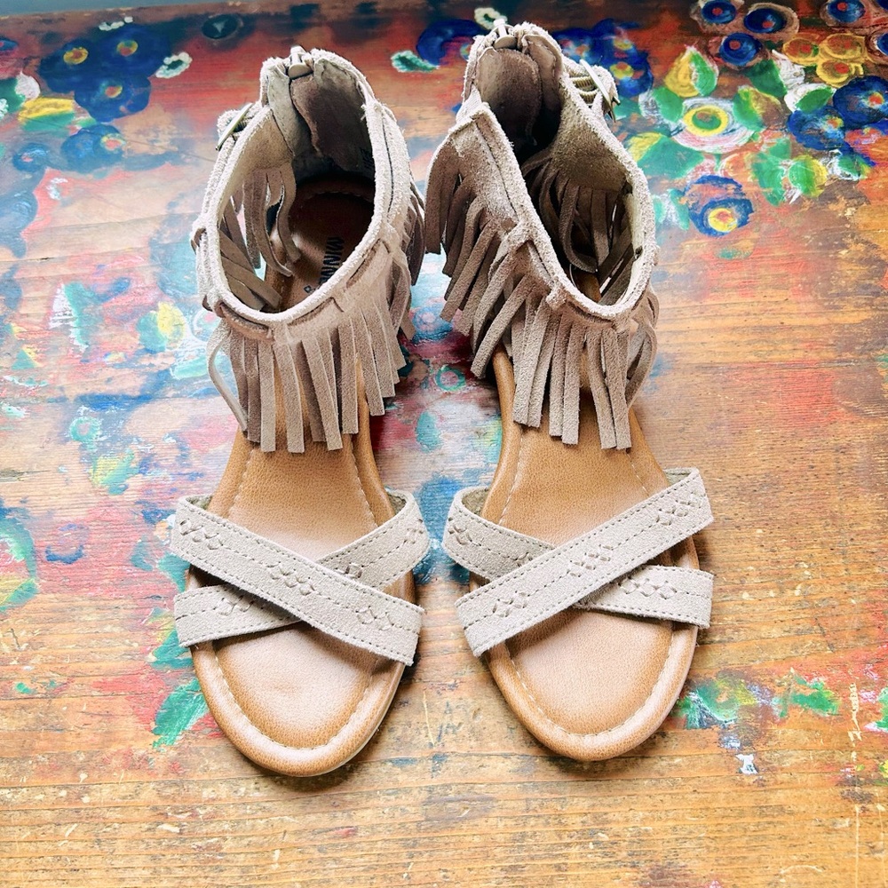 Minnetonka Boho fringe sandals Size 7 Taupe suede